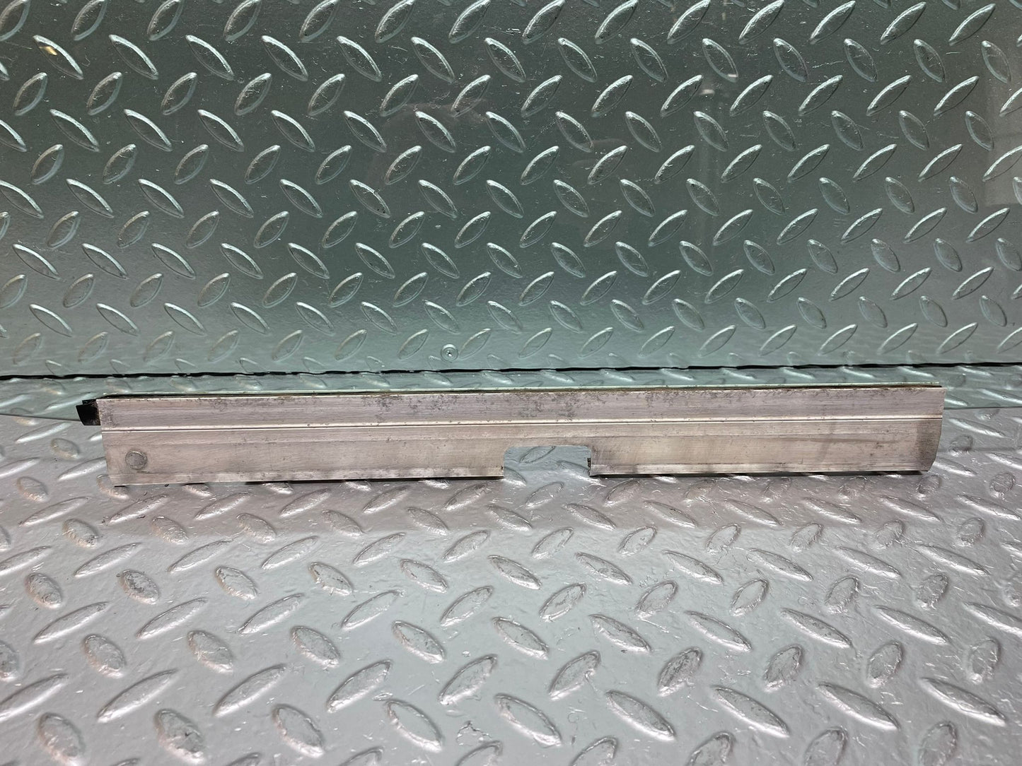 29198 Mercedes-Benz W124 230E Front Left Door Window Glass