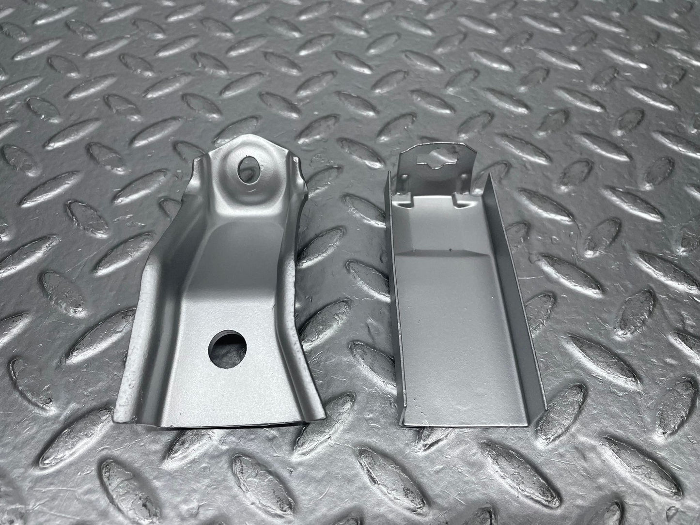 20538 Mercedes-Benz R107 450SL Coupe Engine Mount Bracket Heat Shield Left