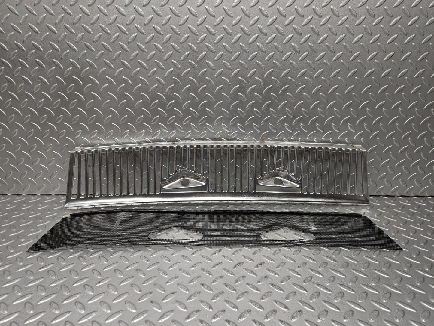 23246 Mercedes-Benz W116 350SE Air Intake Chrome Grill