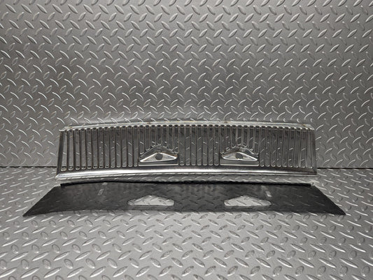 23246 Mercedes-Benz W116 350SE Air Intake Chrome Grill