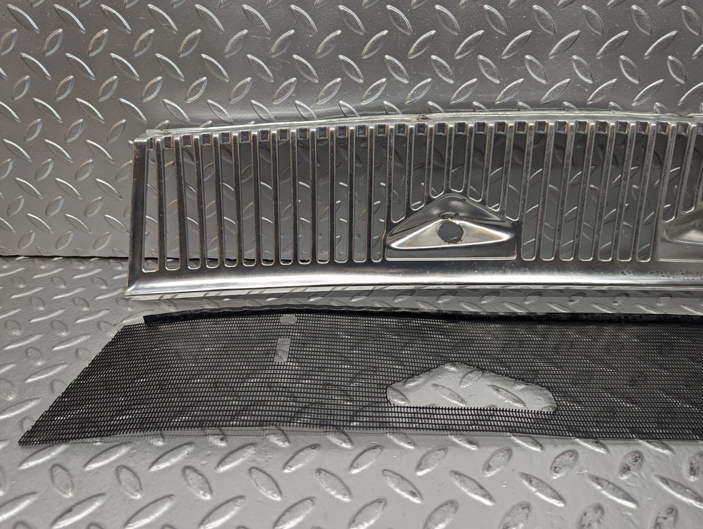 23246 Mercedes-Benz W116 350SE Air Intake Chrome Grill