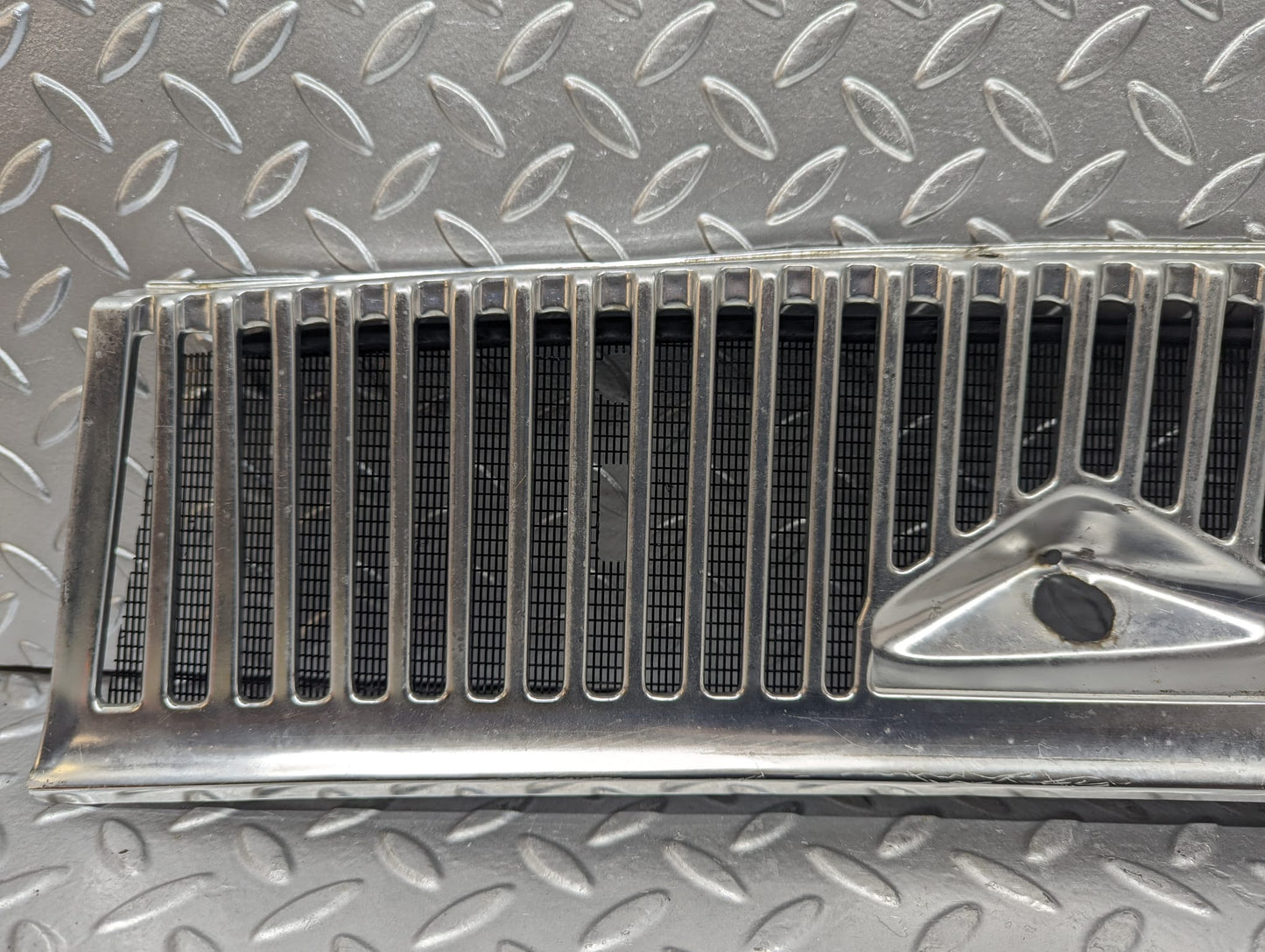 23246 Mercedes-Benz W116 350SE Air Intake Chrome Grill