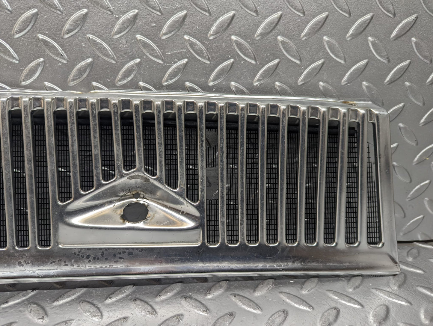 23246 Mercedes-Benz W116 350SE Air Intake Chrome Grill