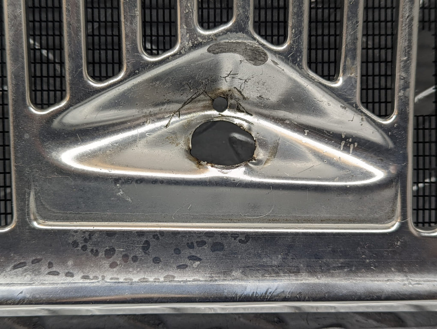 23246 Mercedes-Benz W116 350SE Air Intake Chrome Grill