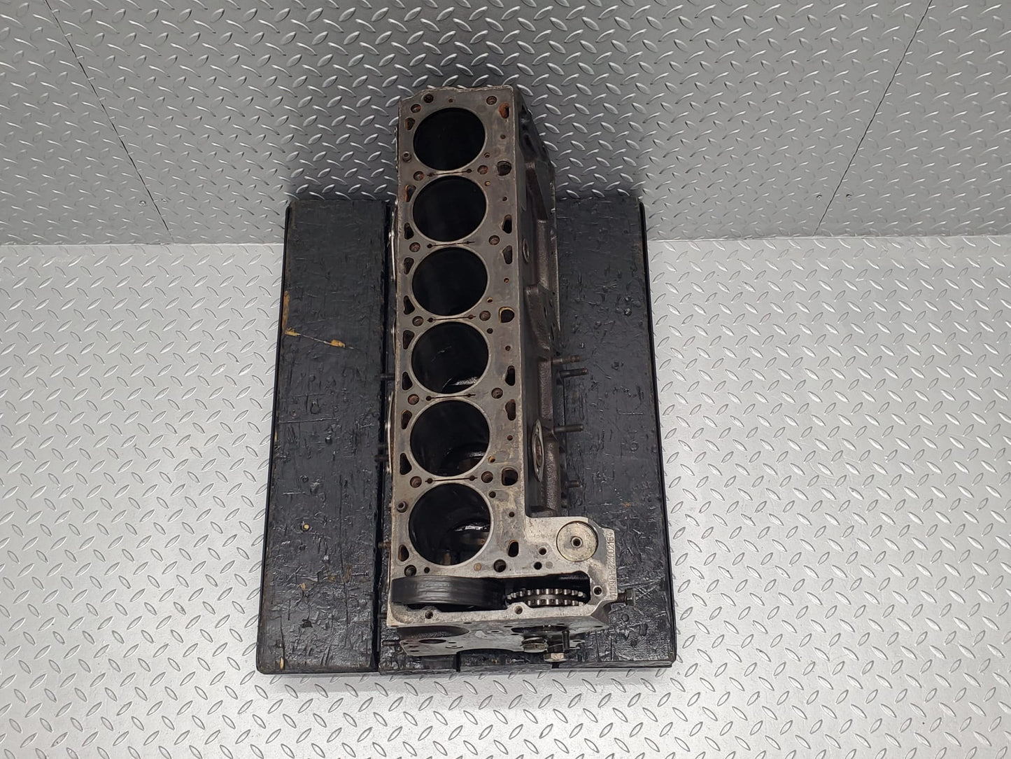23677 Mercedes-Benz W114 280E Engine Block M110.981 1100110401